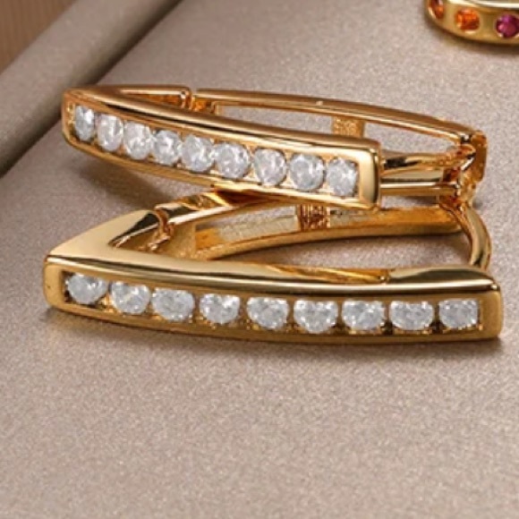 💛Gold plated CZ V-shaped earrings - Picture 5 of 5